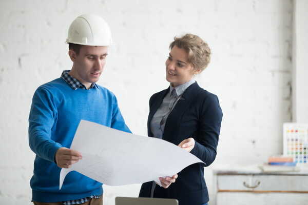 A client asking questions to the restaurant building contractor