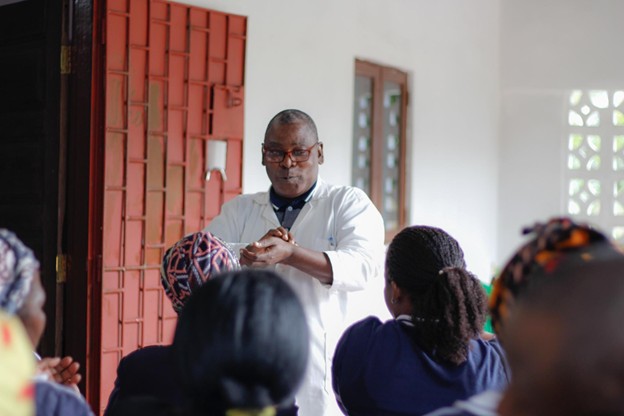 Hands-on first aid class for community caregivers in Africa